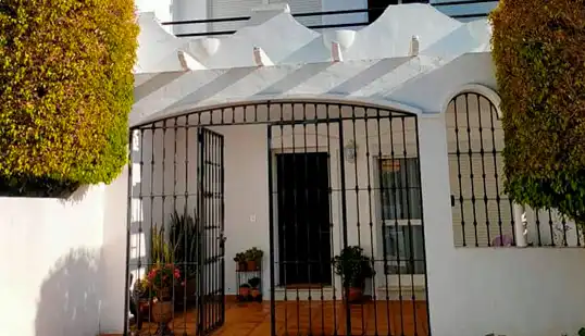 Desalojo de inquiokupa en piso de Marbella, Málaga